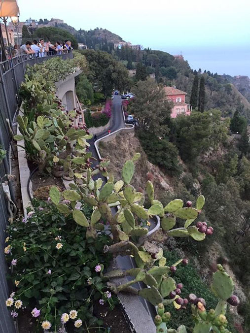 Um belo visual do acesso a Taormina, tirada no San Domenico Palace.