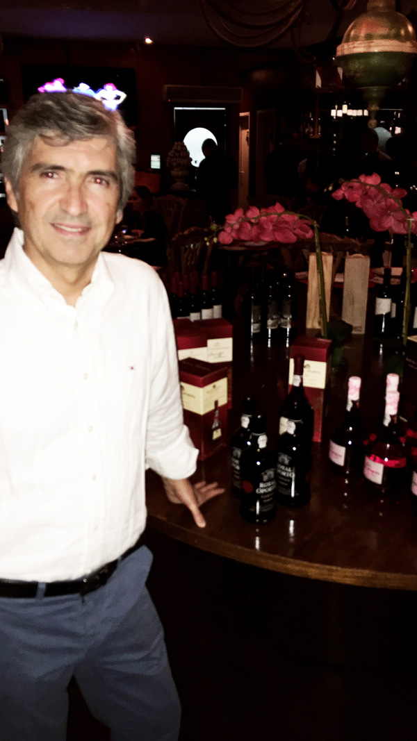  Sr. Pedro Silva Reis e a mesa de vinhos da Real Companhia Velha